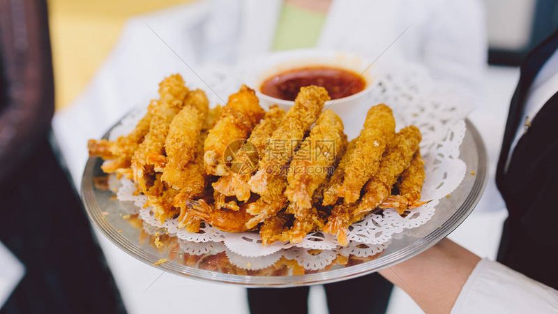 在选购蜜饯果干时，配料表是判断其品质的重要依据。消费者应关注以下几点：
